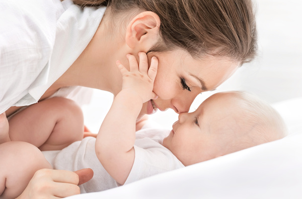 How-a-Mothers-Touch-Benefits-both-Mother-and-Child