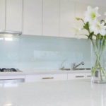 Design Modern and Efficient Kitchen With Glass Kitchen Splashbacks