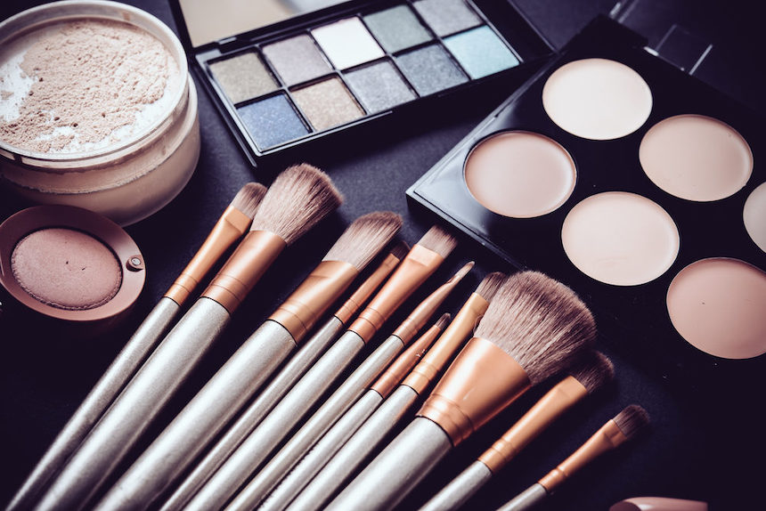 pros-cons-buying-makeup-kits-in-bulk-online